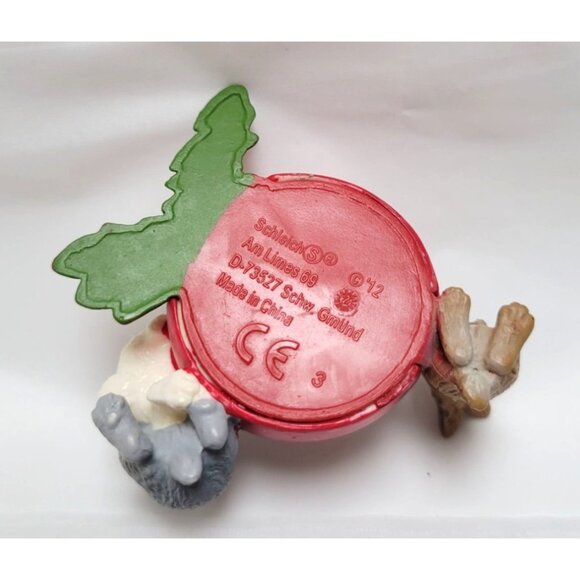 Schleich 2012 Miniature Rabbit Figurine Trio With Red Bowl & Green Vegetables - Picture 7 of 7